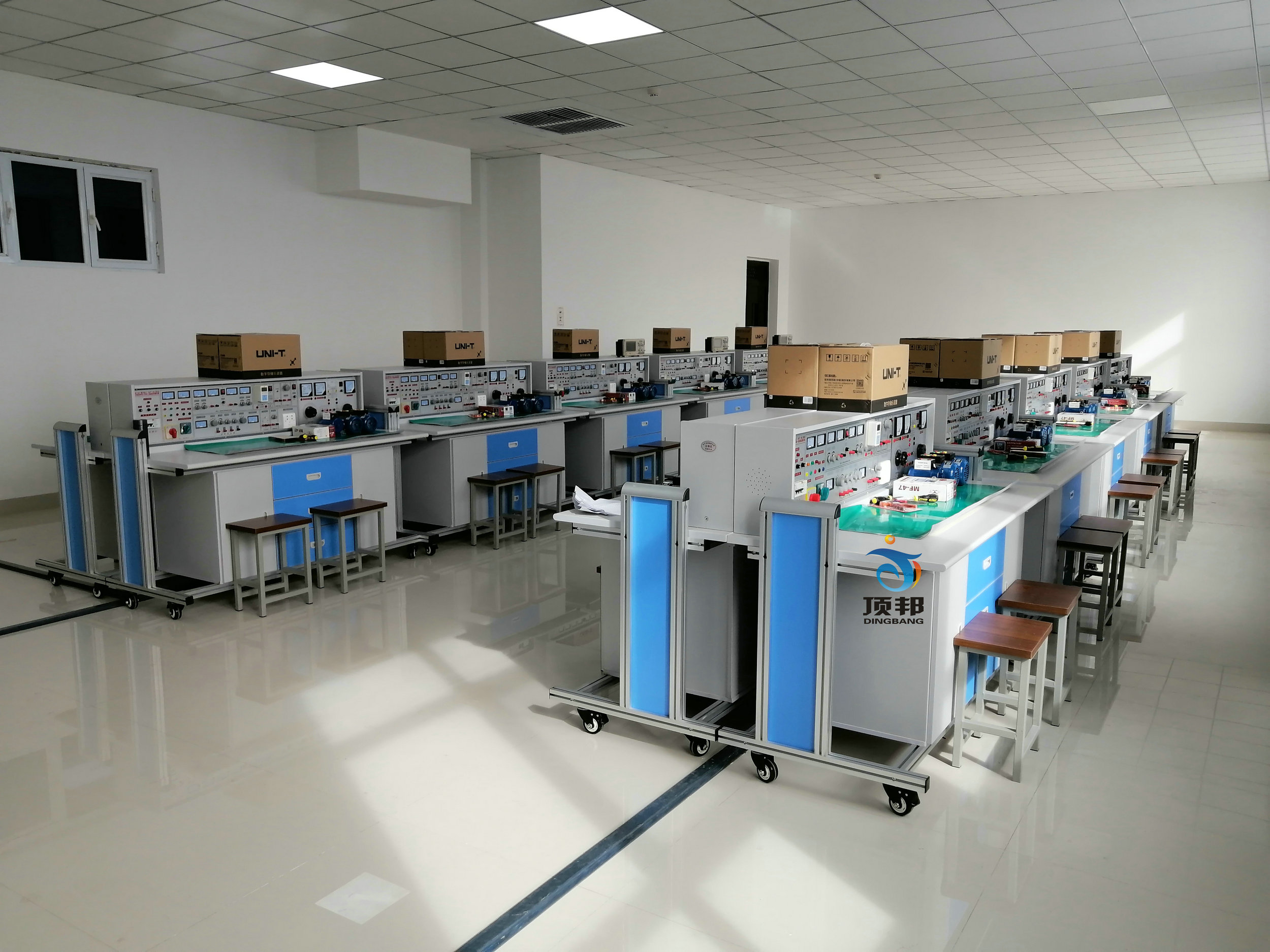 通用智能型電工電子電拖實驗室設備(帶直流電機、三相可調)
