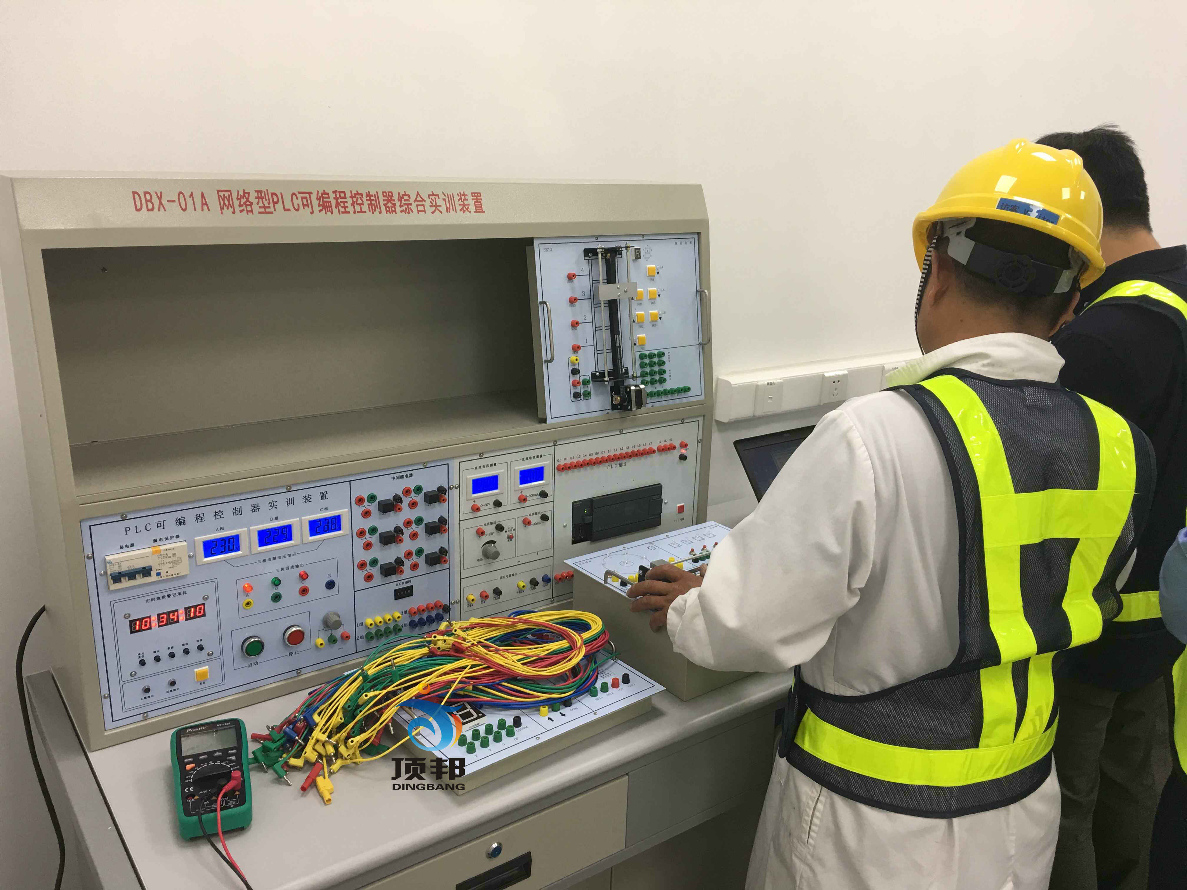 網絡型PLC可編程控制器綜合實訓裝置(PLC+變頻+電氣+觸摸屏)